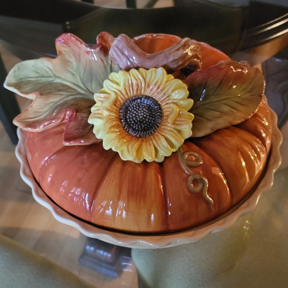 Cracker Barrel- Harvest collection pie keeper - Picture 2 of 8